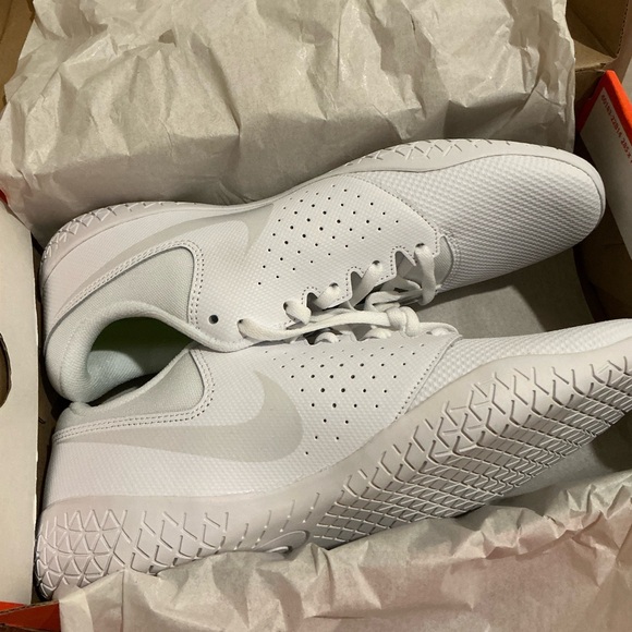 Nike Women’s Sideline IV CHEER Shoes Size 9 NEW - Picture 2 of 5